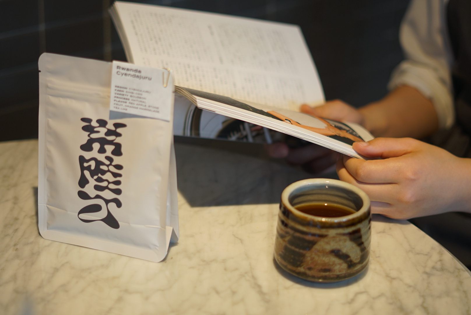 焙煎したてのスペシャルティコーヒーと定期便のパッケージ