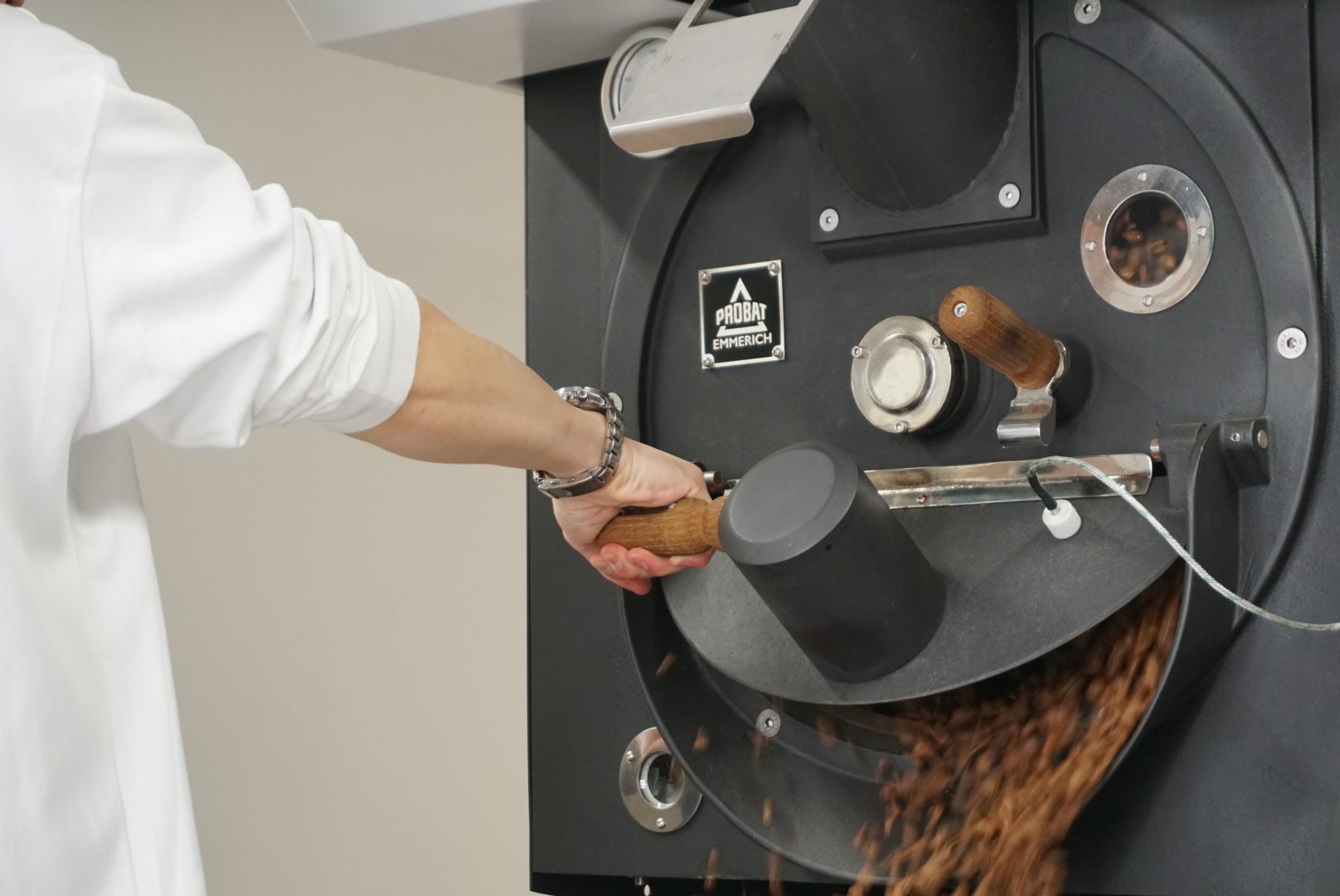焙煎機から流れ出す焙煎したてのコーヒー豆（茨城県水戸市の自家焙煎所）